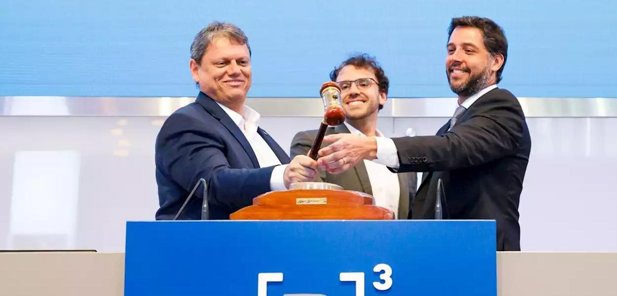 O governador de São Paulo, Tarcísio de Freitas, e os diretores da Starboard, Brendon Ramos e Marcus Bitencourt, em momento simbólico na Bolsa