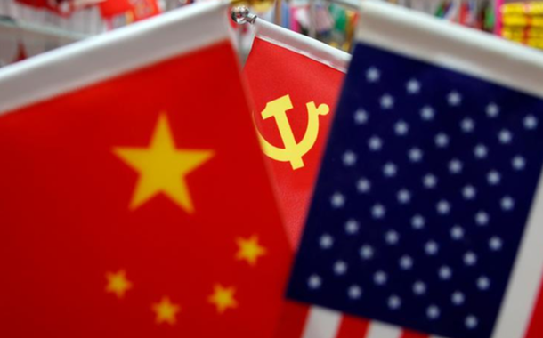 As bandeiras da China, dos EUA e do Partido Comunista Chinês são exibidas em uma barraca no Mercado Atacadista de Yiwu, em Yiwu, província de Zhejiang, China, em 10 de maio de 2019.