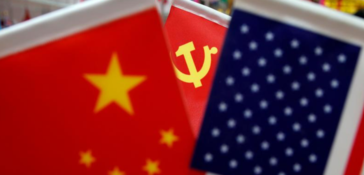 As bandeiras da China, dos EUA e do Partido Comunista Chinês são exibidas em uma barraca no Mercado Atacadista de Yiwu, em Yiwu, província de Zhejiang, China, em 10 de maio de 2019.