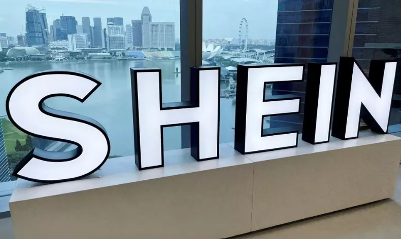 Um logotipo da Shein é retratado no escritório da empresa no distrito comercial central de Cingapura