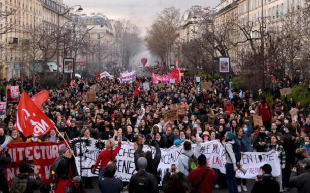 Povo se manifesta em Paris contra reforma da Previdência imposta por Macron