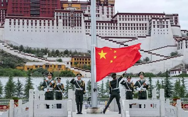 Bandeira da China é içada na Região Autônoma do Tibete