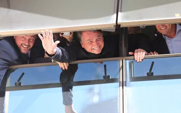 Jair Bolsonaro chega à sede do PL em Brasília e acena para apoiadores - 30.03.2023