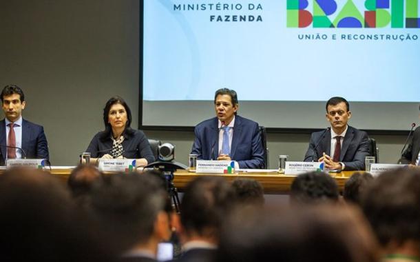 Ministros Fernando Haddad e Simone Tebet e auxiliares do Ministério da Fazenda durante apresentação do novo marco fiscal