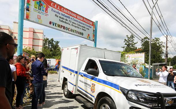 Carro da Polícia Científica deixa creche que sofreu atentado em Blumenau, Santa Catarina