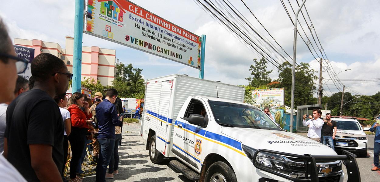 Carro da Polícia Científica deixa creche que sofreu atentado em Blumenau, Santa Catarina