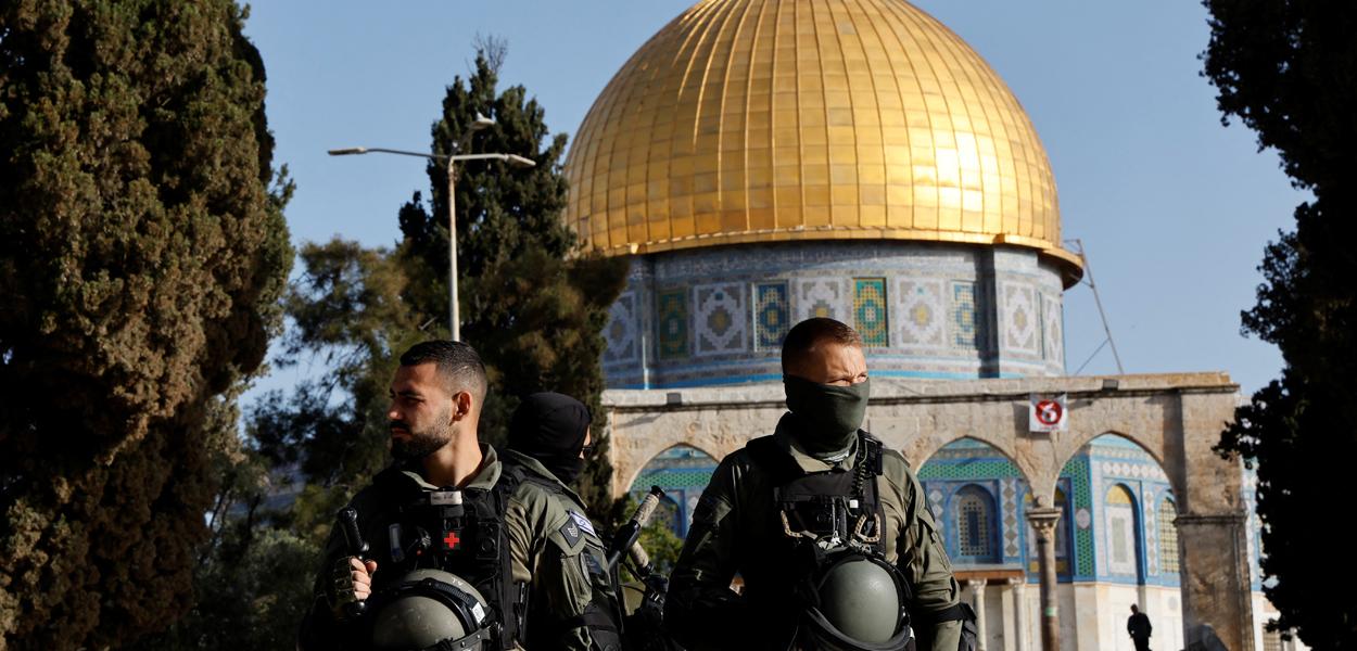 Forças de segurança israelenses no complexo da mesquista de Al Aqsa, em Jerusalém 05/04/2023