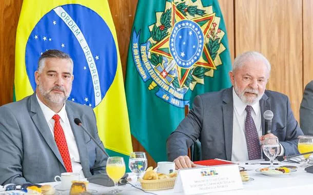 Presidente Lula e ministro da Secom, Paulo Pimenta, durante encontro com jornalistas - 06.04.2023