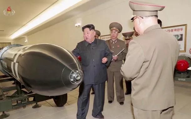 Líder norte-coreano Kim Jong Un inspeciona ogivas nucleares em local não divulgado em imagem sem data
KRT/via Reuters TV/Handout via REUTERS