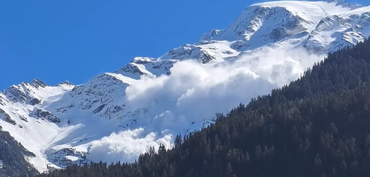 Avalanche atinge região nos Alpes franceses - 09.04.2023