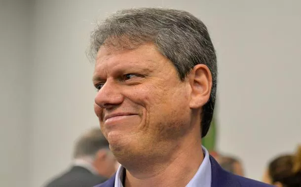 Tarcísio radicaliza discurso em ato bolsonarista e ensaia candidatura à Presidência, avalia o Planalto