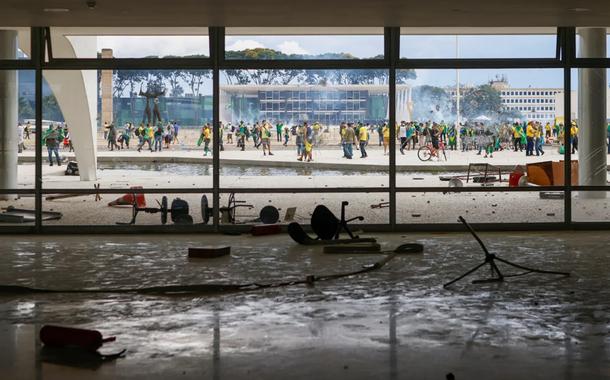 Brasília, 8 de janeiro. A violência corre solta. Insanos ameaçam a democracia