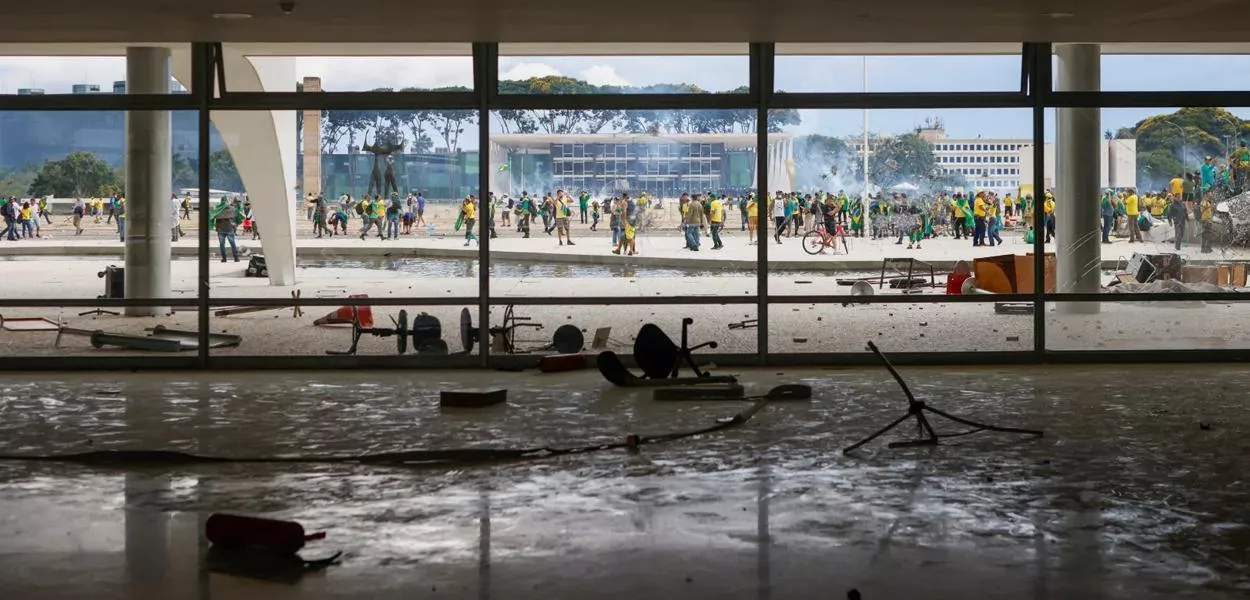 Bolsonaristas condenados pelo 8 de janeiro quebram tornozeleiras e fogem do país