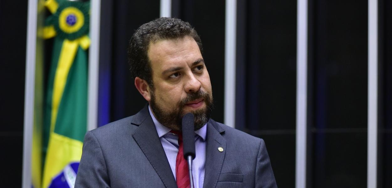 É falso que foto mostra Boulos com integrantes do Hamas