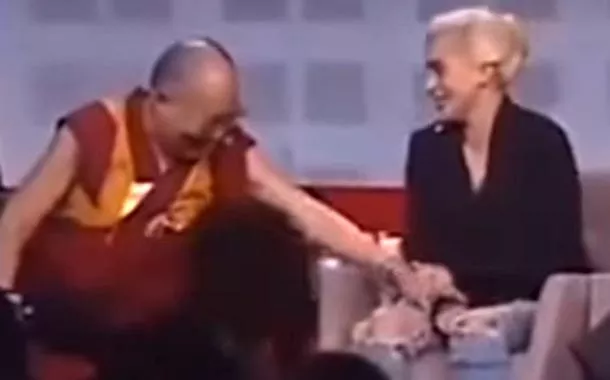 Web resgata vídeo antigo em que Dalai Lama toca partes de Lady Gaga