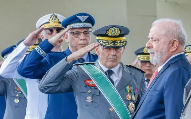 Lula diz que revisão de gastos na Previdência ficará para depois e sinaliza que não atingirá somente militares