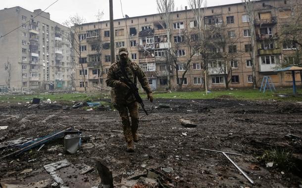 Soldado ucraniano caminha próximo a edifícios destruídos em Bakhmut, Ucrânia
21/04/2023
REUTERS/Anna Kudriavtseva