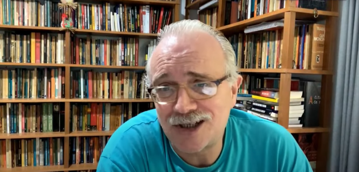 “Flávio Bolsonaro tem um telhado de vidro imenso”, diz Altamiro Borges
