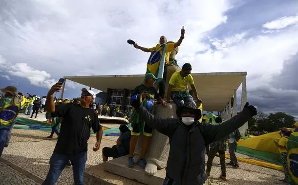 PGR denuncia mulher que pichou "Perdeu, mané" em estátua do STF durante ato golpista do 8/1