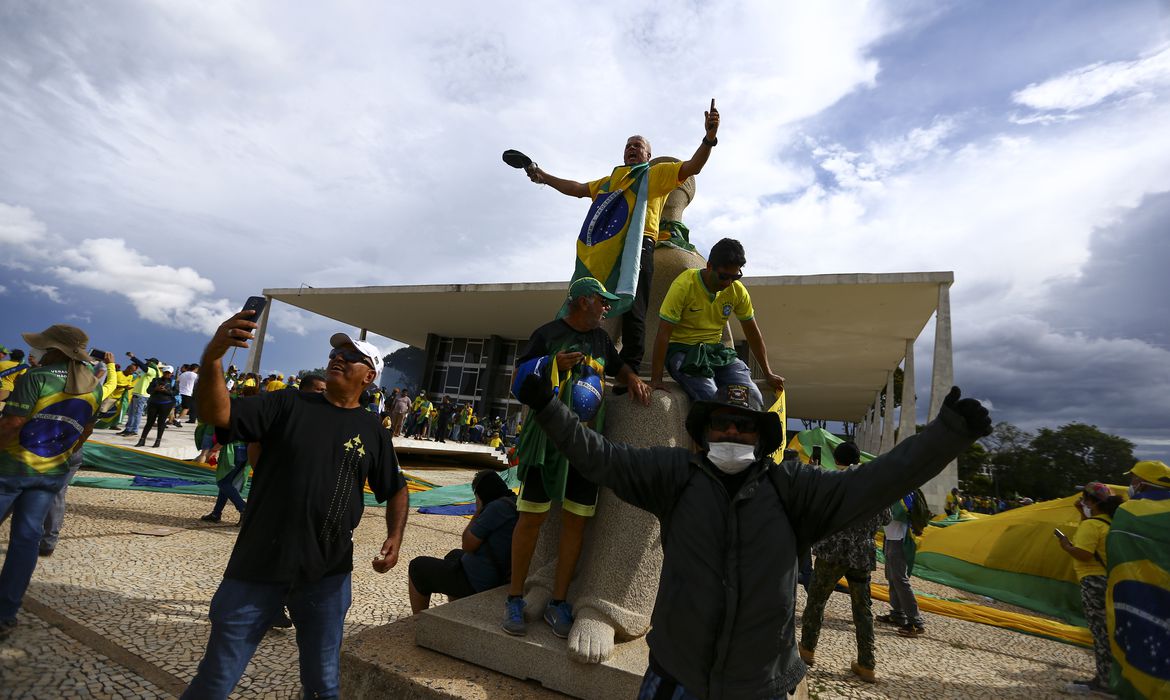 Apoiadores de Jair Bolsonaro em atos golpistas na Praça dos Três Poderes