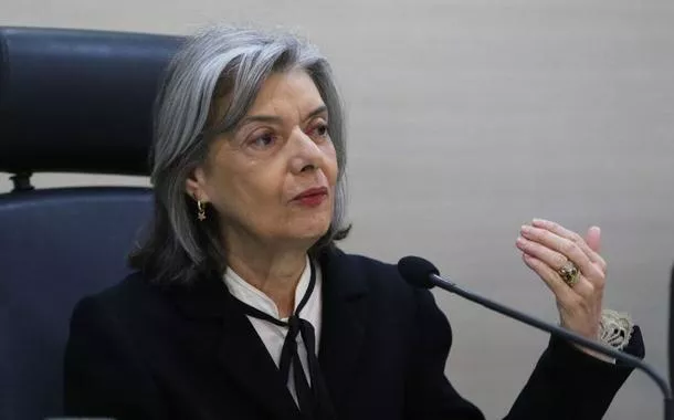 Cármen Lúcia assume a presidência do TSE na vaga deixada por Alexandre de Moraes