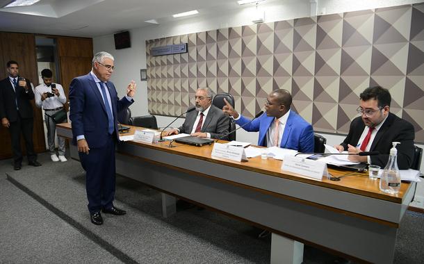 Senador bolsonarista Eduardo Girão e ministro de Direitos Humanos, Silvio Almeida