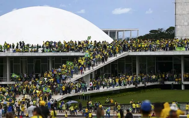 Projeto da anistia aos golpistas do 8 de janeiro é adiado na CCJ