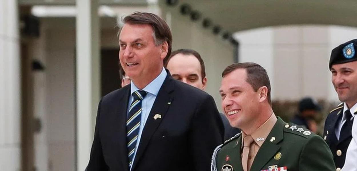 Jair Bolsonaro (gravata listrada) e Mauro Cid (roupa verde)