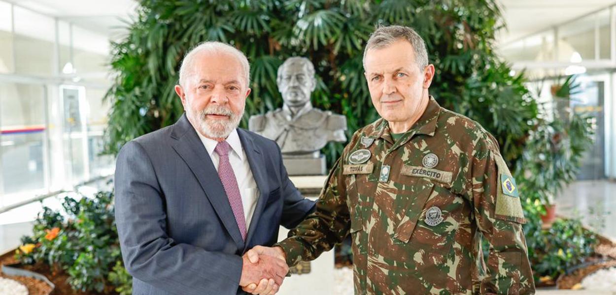 O presidente Luiz Inácio Lula da Silva (à esq.) e o comandante do Exército, Tomás Paiva