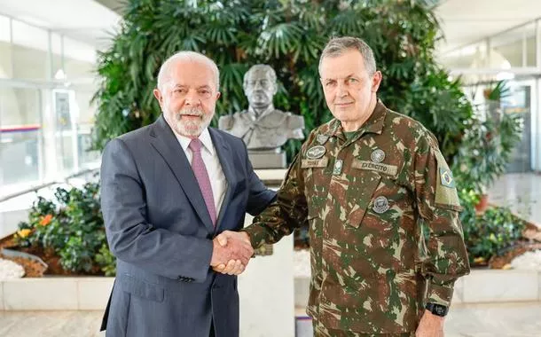 O presidente Luiz Inácio Lula da Silva (à esq.) e o comandante do Exército, Tomás Paiva