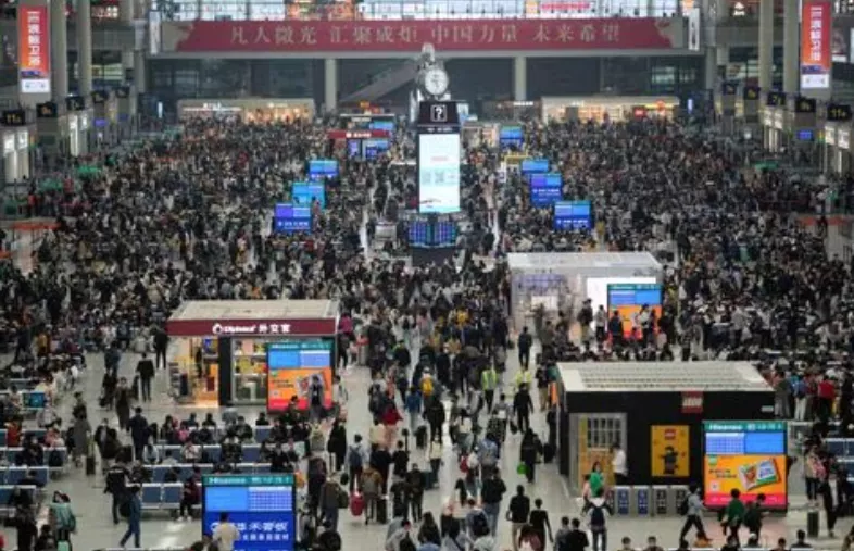 Passageiros esperam para embarcar em trens na estação ferroviária Xangai Hongqiao antes do feriado de cinco dias do Dia do Trabalho, em Xangai, China, 28 de abril de 2023