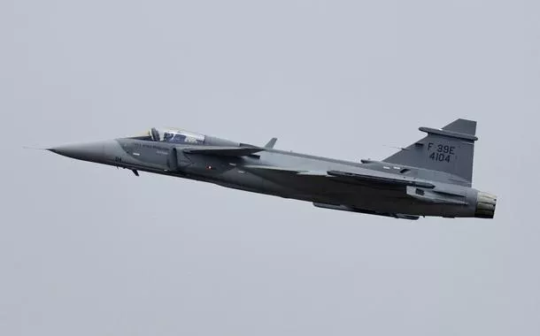 Gripen da FAB dispara míssil e derruba drone na costa do Rio Grande do Norte