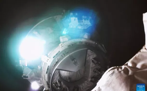 Esta imagem de tela capturada no Centro de Controle Aeroespacial de Pequim em 11 de maio de 2023 mostra a espaçonave de carga da China Tianzhou-6 se aproximando da combinação da estação espacial Tiangong antes de atracar