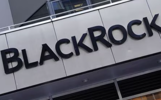 O logotipo da BlackRock é retratado fora da sua sede da empresa no bairro de Manhattan, em Nova York