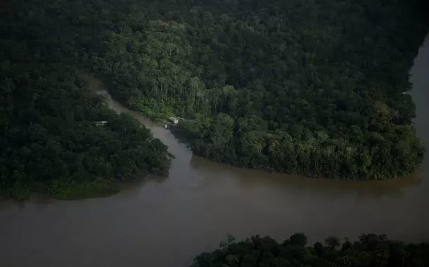 Casa entre rios próximos à foz do rio Amazonas, no litoral do estado do Amapá