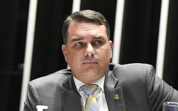 Flávio Bolsonaro apresenta pedido de impeachment de Alexandre de Moraes ao Senado