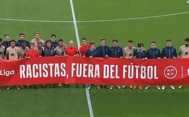 Jogadores espanhóis protestam contra o racismo