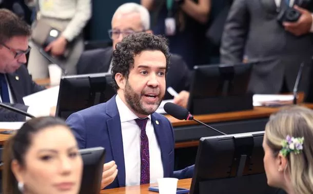 Oposição quer levar denúncia contra Janones ao plenário da Câmara, em requerimento inédito