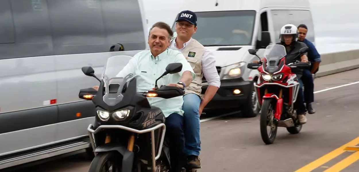 Jair Bolsonaro dando carona a Tarcísio de Freitas