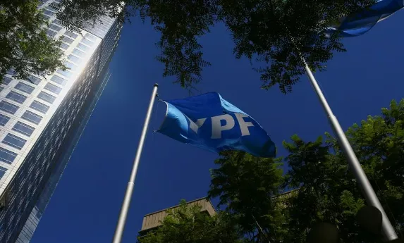 Juíza dos EUA ordena que Argentina entregue ações da YPF para indenização bilionária