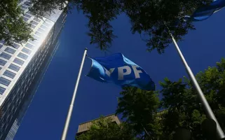 Juíza dos EUA ordena que Argentina entregue ações da YPF para indenização bilionária