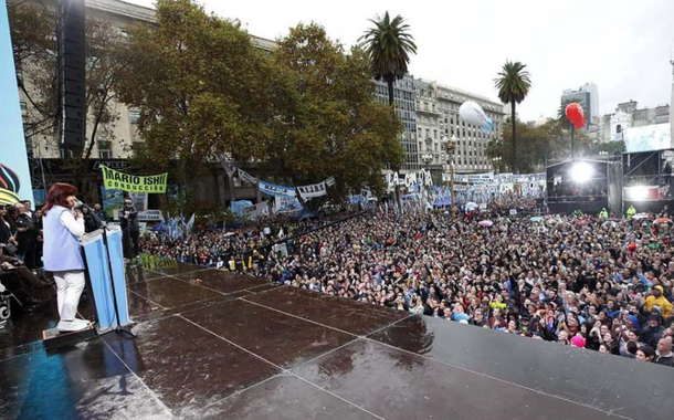 Cristina Kirchner discursa para multidão