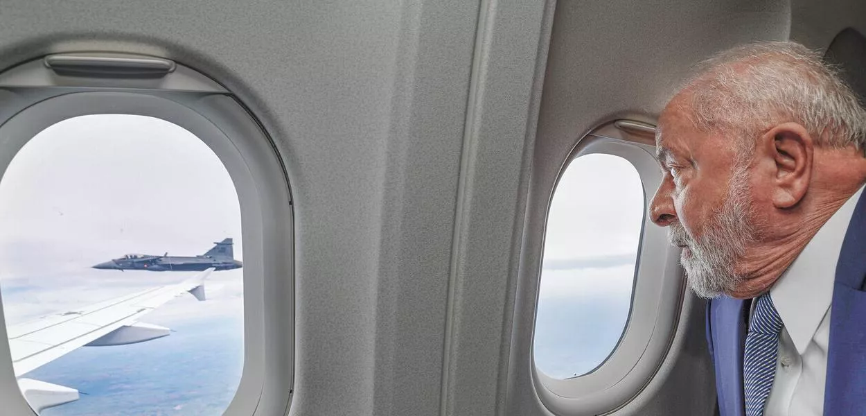 Avião de Luiz Inácio Lula da Silva é escoltado por caça da FAB