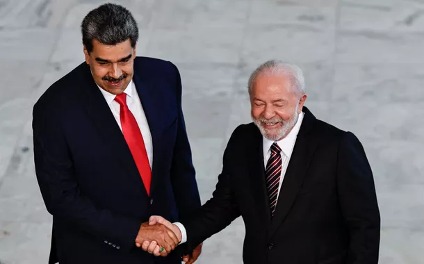 O presidente da Venezuela, Nicolás Maduro, cumprimenta o presidente Luiz Inácio Lula da Silva em encontro no Palácio do Planalto em dia de cúpula com presidentes da América do Sul, 29/05/2023