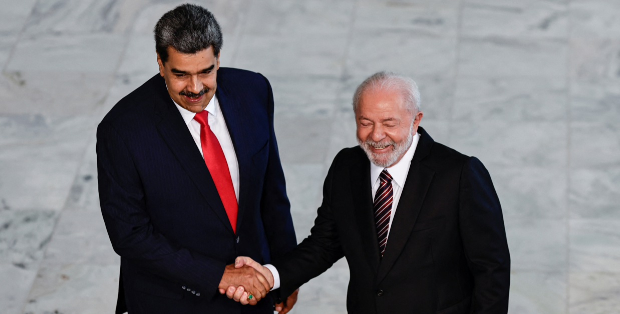 O presidente da Venezuela, Nicolás Maduro, cumprimenta o presidente Luiz Inácio Lula da Silva em encontro no Palácio do Planalto em dia de cúpula com presidentes da América do Sul 29/05/2023