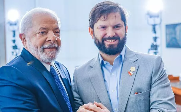 Luiz Inácio Lula da Silva (à esq.) e Gabriel Boric