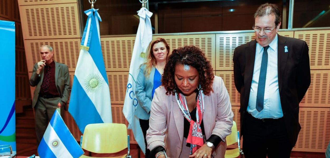 Ministra Margareth Menezes entrega certificado na Argentina