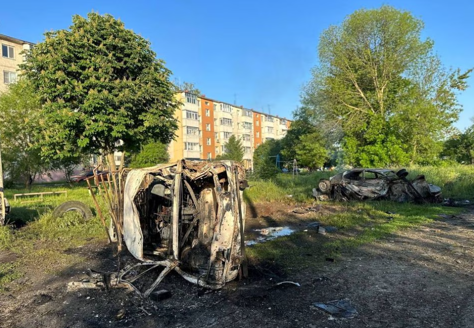 Foto de veículos destruídos na cidade de Chebekino, perto de Belgorod, Rússia