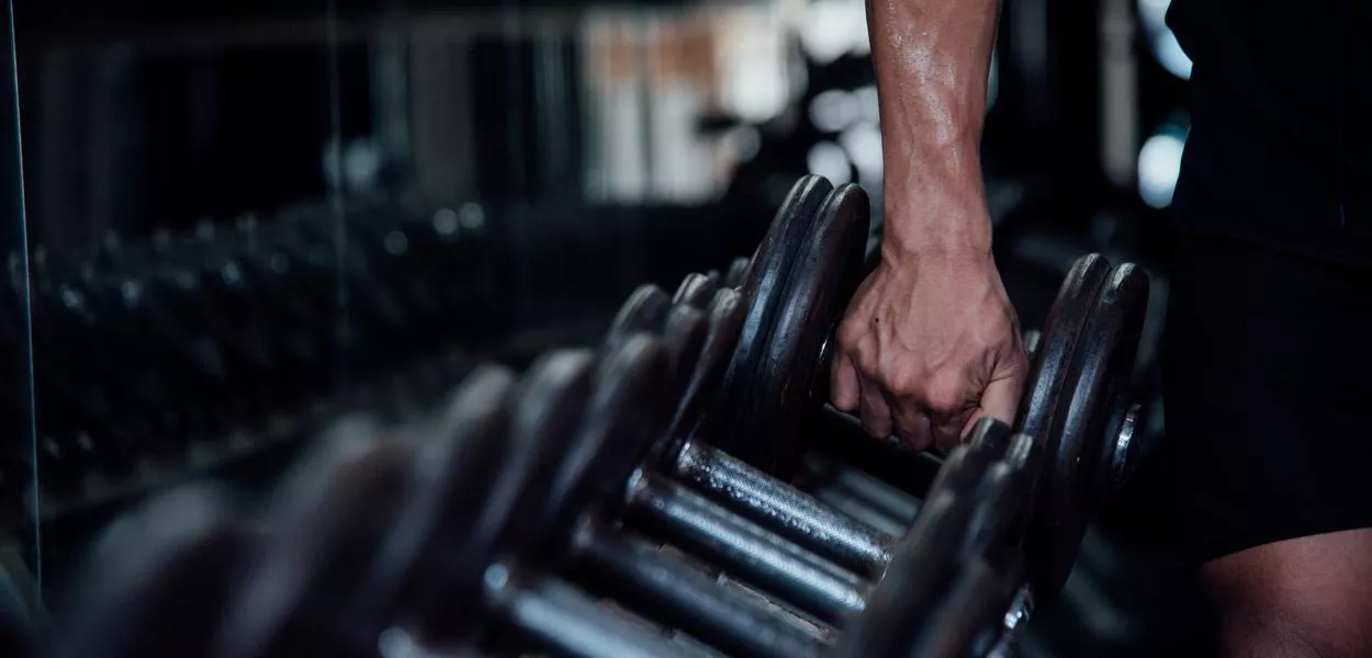 Fazer exercícios à noite atrapalha o sono? Estudo sugere que não