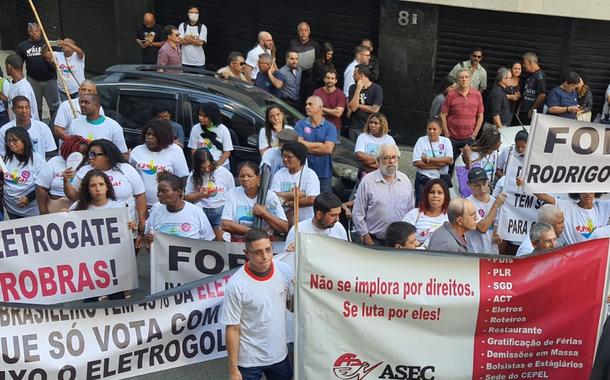 Eletricitários protestam contra privatização da Eletrobrás no Rio de Janeiro